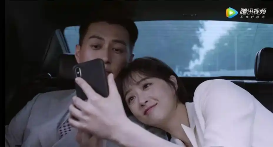 精英律师》给靳东安排了不少"女朋友"——前女友是王鸥,追求者是蒋欣