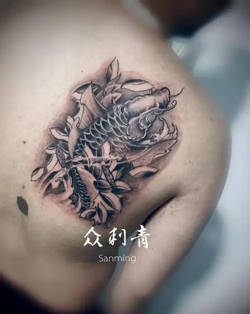 锦鲤纹身图片_背部新传统鱼纹身图案