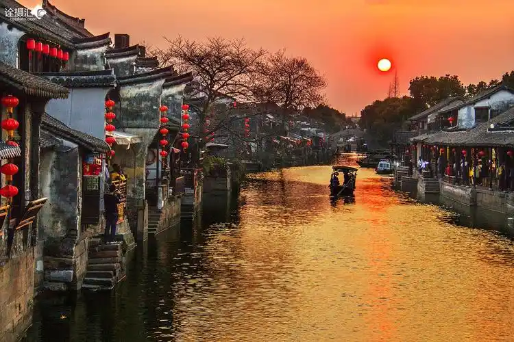 夕阳映古镇