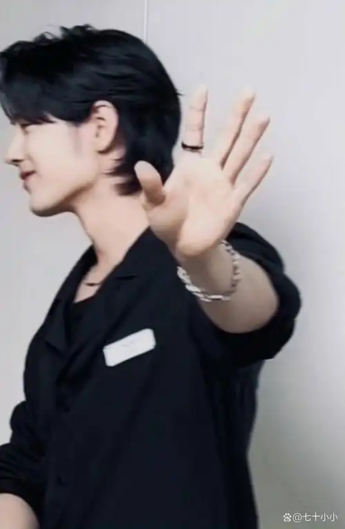 肖战工作室也发布了肖战的学习手势舞的拍摄花絮!