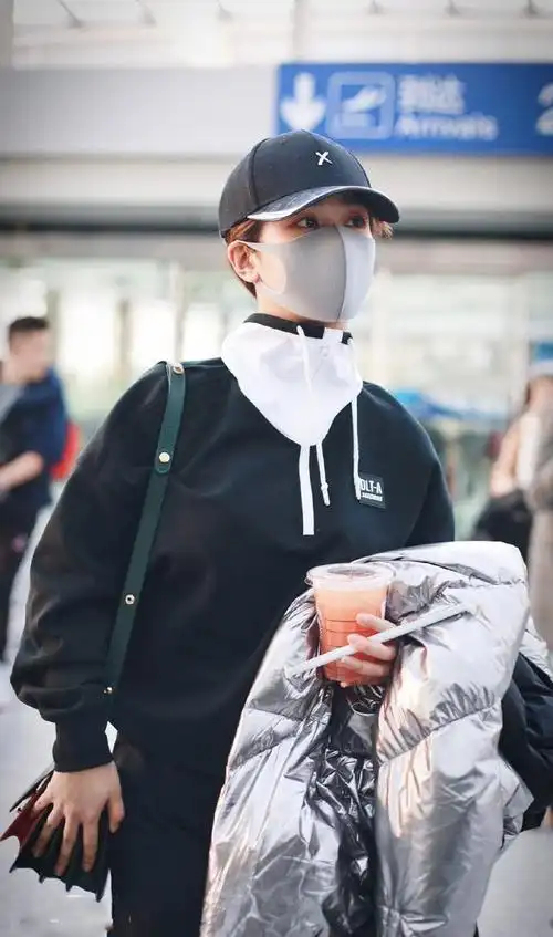 杨紫现身机场穿黑色运动衣手拿饮料扎起马尾辫精神了不少