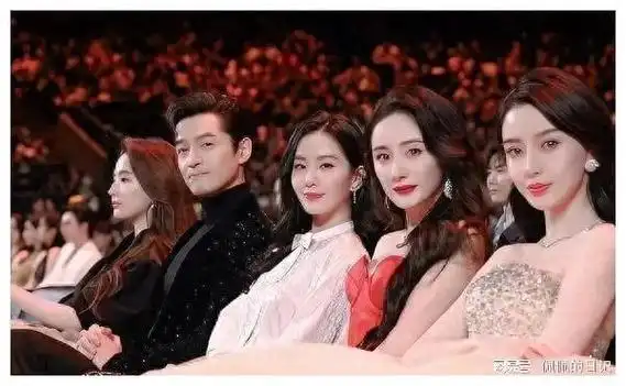 星光熠熠,期待无限一年一度的微博之夜即将拉开帷幕|杨幂|红毯|谭维维