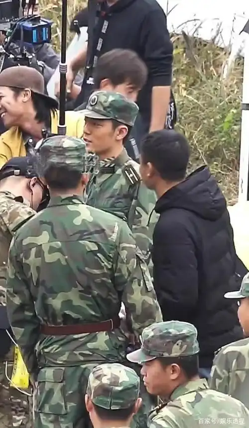 肖战《王牌部队》最新路透,表情憨厚可爱,助跑飞踢动作滑稽搞笑