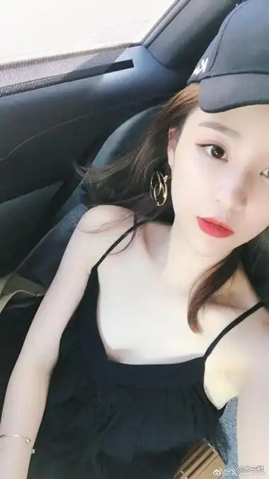 王思聪前女友雪梨,直播带货拉踩被判赔20万,一手好牌打稀烂!