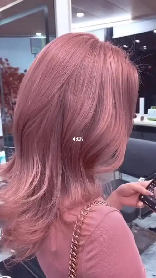 夏季发色推荐 雾粉色显白百搭夏天必不可少夏季发色推荐 雾粉色