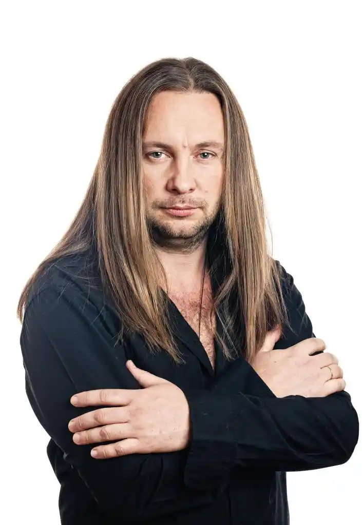 男人肖像,在白色的长头发的男人的肖像