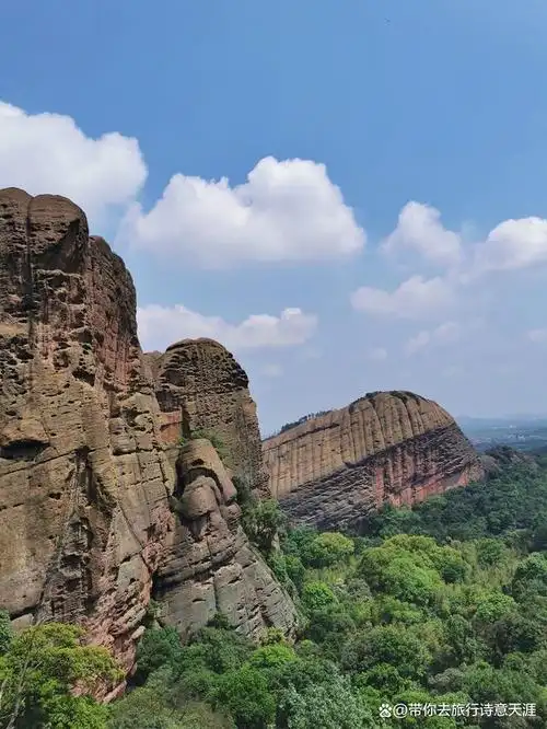江西弋(yì)阳龟峰景区,山峰,奇石有很多形态酷似乌龟,"无山不龟,无石