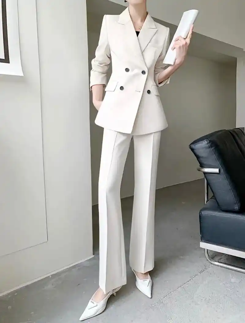 这套米白色西装太适合面试的宝宝啦