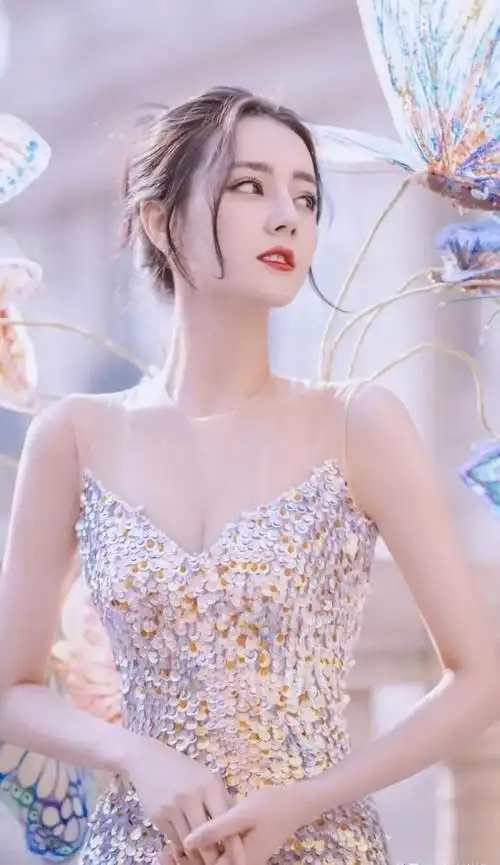 事实证明,31岁的"定毯神针"迪丽热巴,终于"上道"了