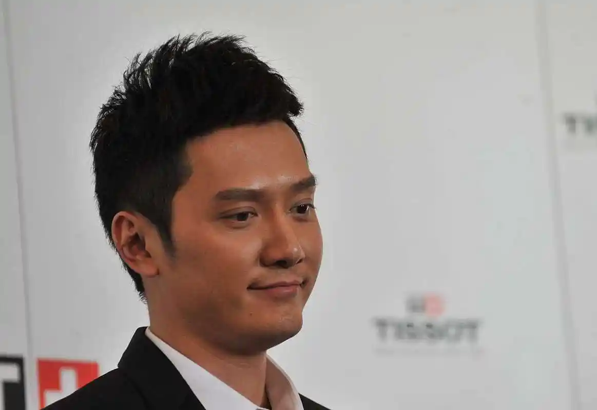 标题:冯绍峰近况曝光!憔悴发腮引关注,分手后的他是否有些不开心?