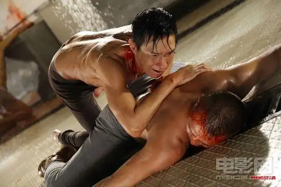 张家辉为《大追捕》赤身肉搏 展六块腹肌秀身段