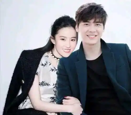刘亦菲李易峰官宣恋情?