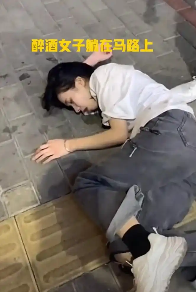 上海:女子深夜喝醉,躺在路边口吐不明液体,被好心男子路过救助