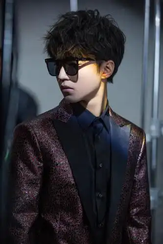 王俊凯:小凯戴墨镜的照片也太帅了,要一起去兜风吗?