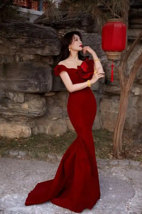 刘涛红裙写真美翻了!紧身裙勾勒完美曲线,高贵典雅气质令人陶醉