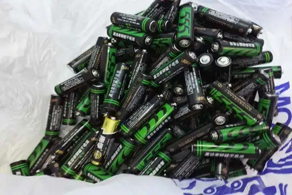 四下午,14广播电视学2班的全体同学开展了"废旧干电池回收的志愿活动"