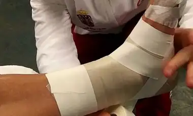 8,使用创可贴时,要保证受伤处干爽或者无分泌液,否则贴上创可贴后会