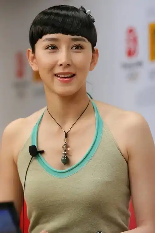 百亿富豪苦追3年,被曝拿督丈夫有4妻的胡静,如今究竟过的怎样?