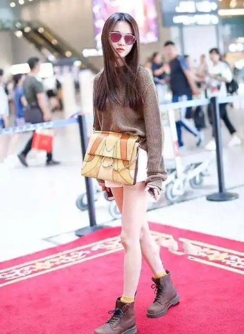 张慧雯穿毛衣短裤是啥情况?生完三胎后的"赵敏"衣品下降了_贾静雯_美