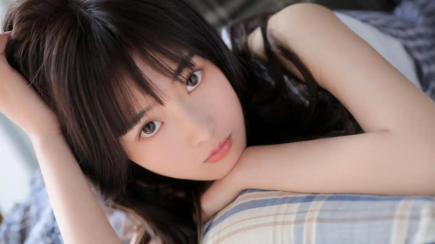 清新美女白嫩娇媚高清桌面壁纸