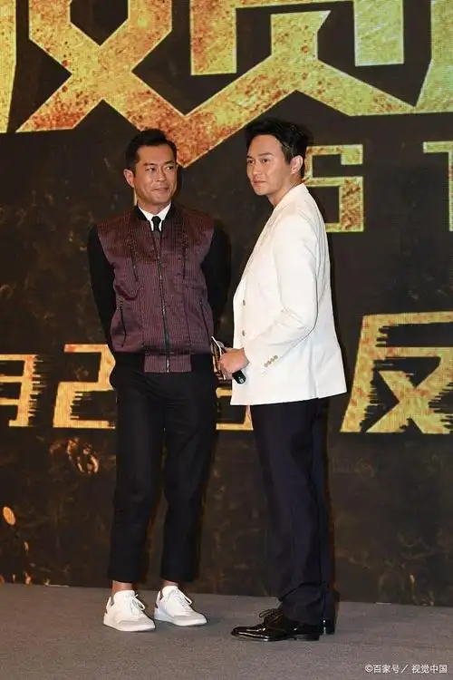 第一则新闻有点"标题党"的意味,让人以为古天乐和张智霖有什么暧昧.