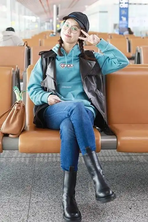 吕一没什么岁月痕迹,穿起卫衣像18岁少女,扎麻花辫太嫩了|减龄|牛仔裤