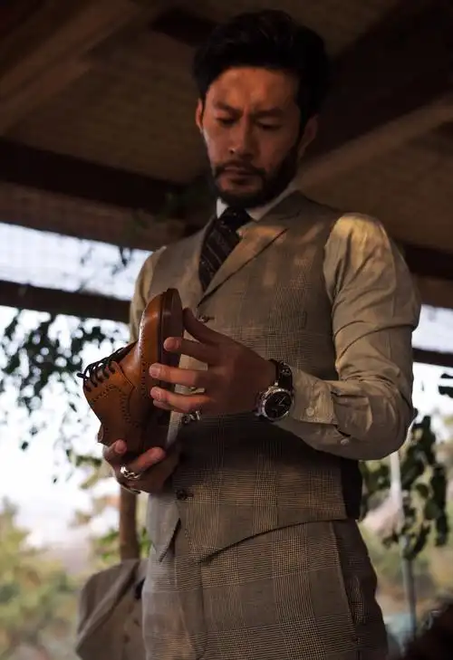 大片中谭凯身穿马甲西装,脚踩孟克鞋,搭配正装简单不失优雅;亦或是