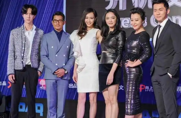 唐嫣姚晨郭富城李晨王一博时尚搭配 外出活动引关注