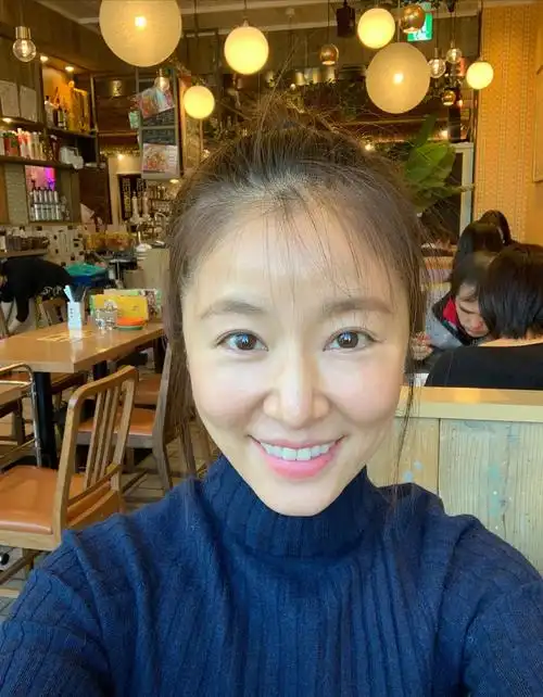 林心如厉害,43岁穿全黑穿搭也不显老气,再戴毛线帽气质更清丽