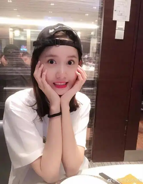 林允儿吃螃蟹不忘玩自拍 反戴棒球帽捧脸卖萌享受美食_新浪图片