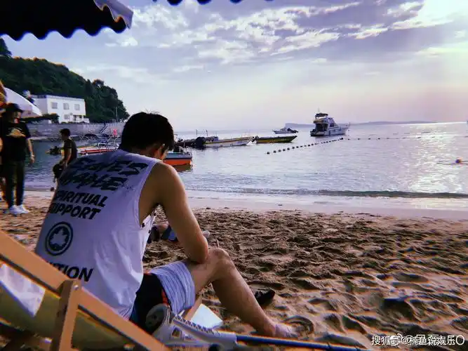 21岁吴磊晒海边落日照背影意境十足朝气蓬勃的少年感好喜欢