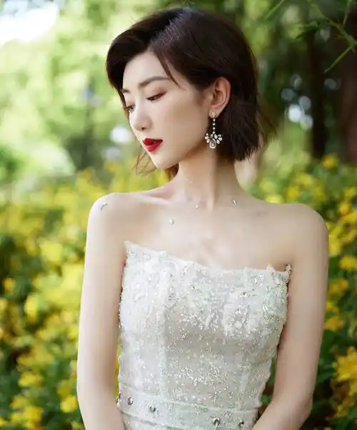 毛晓彤碎光雾云裙性感美背写真,一袭白色纱裙,仙气十足 –第 9 页–