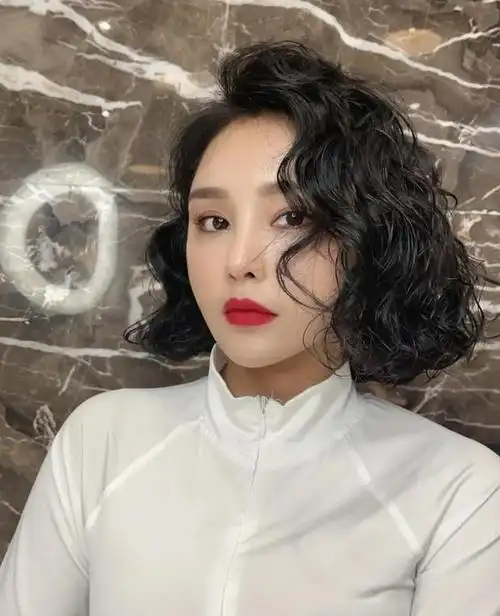 今年短发流行烫什么卷 满头小卷烫尽显时髦范_女生烫发 - 美发站