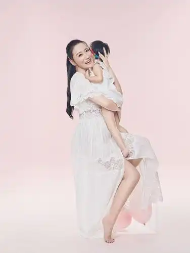 谭晶助阵母乳喂养周活动 呼吁母乳喂养