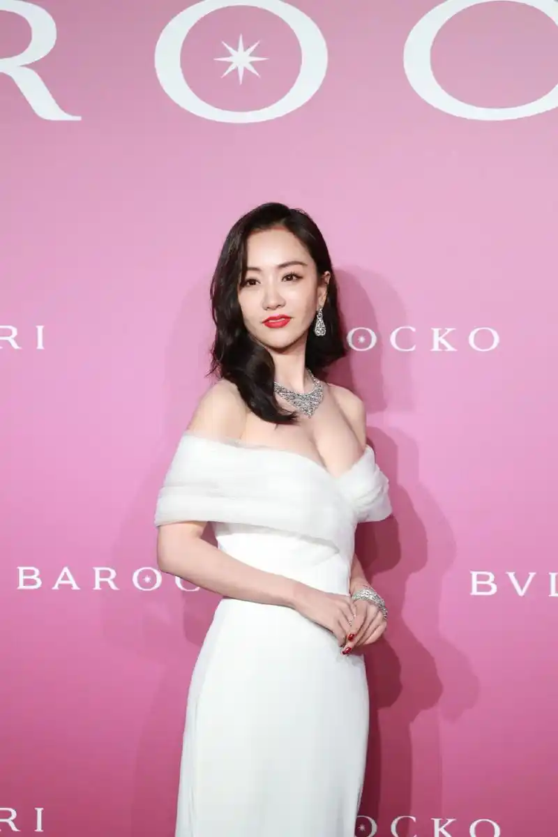 杨蓉宝格丽活动现场 这套造型跟李小冉那套比不分伯仲