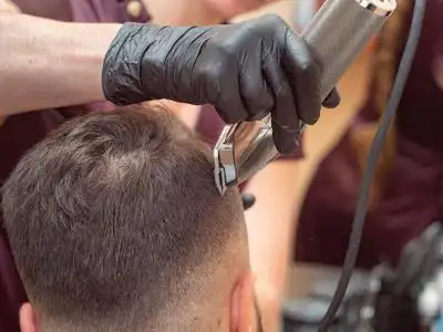 设计师为客户制作现代发型.在理发店拍的.选择性软聚焦.背景模糊.照片