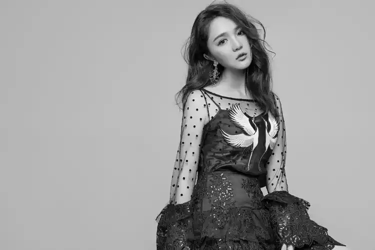 《中餐厅》靳梦佳写真 百变造型颠覆乖乖女形象