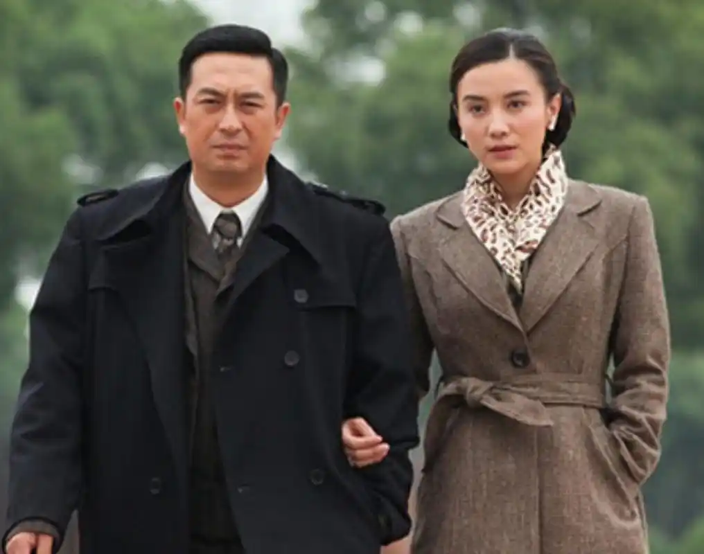 一次拍戏,张嘉译高兴的对宋佳说:"咱俩又合作了.