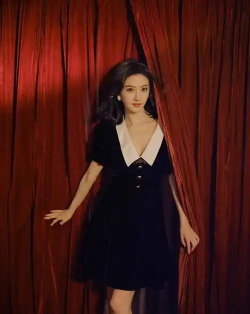 景甜晒最新美照 穿黑色深v丝绒连衣裙优雅大气 温婉动人_状态_氛围