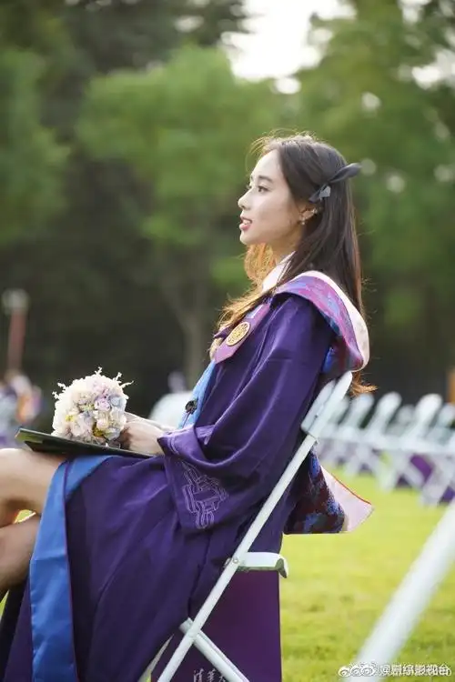 何超欣清华大学毕业照#何猷君在微博晒出妹妹何超欣在新华大学的币档