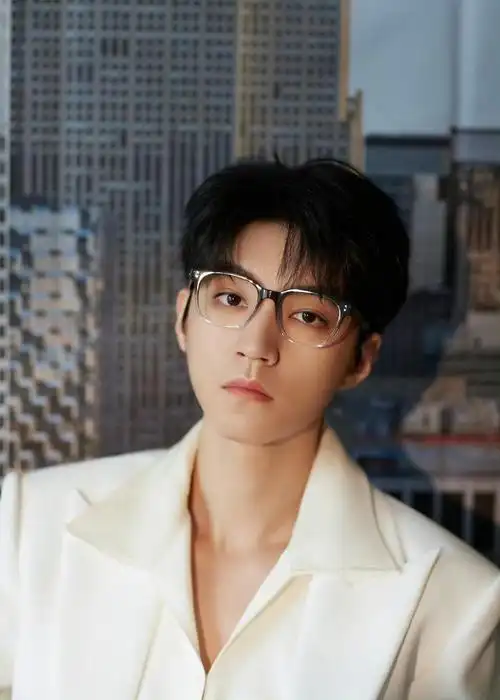 王俊凯今日活动造型高智感满满,半框眼镜太诱惑人了好帅啊嘿嘿嘿