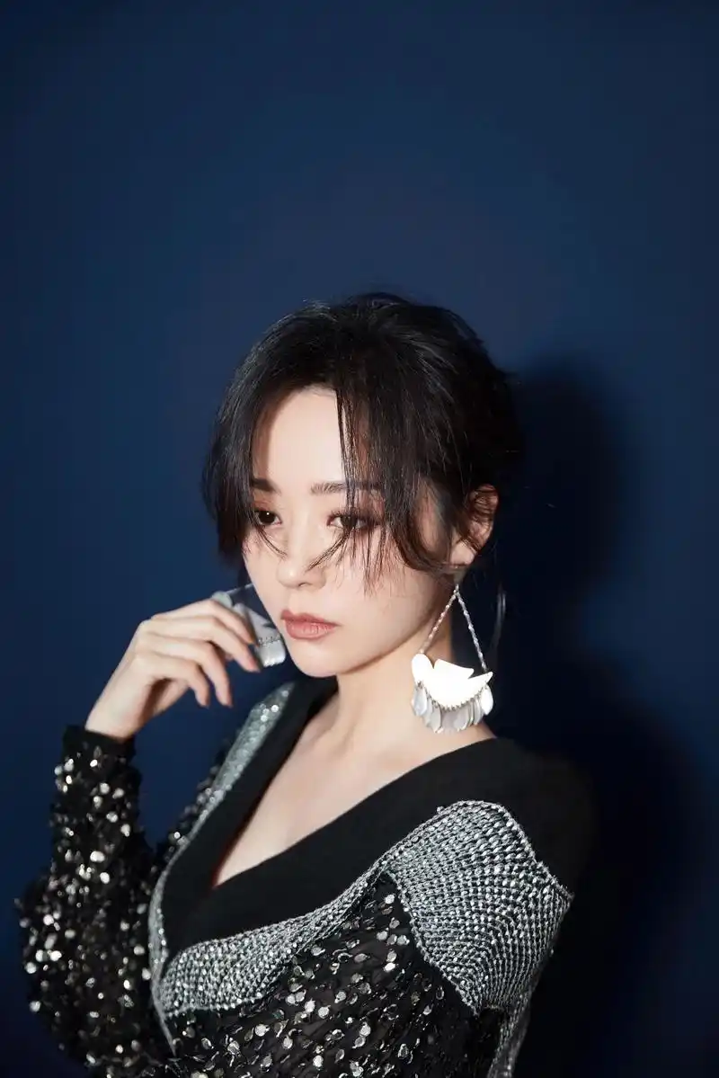 张靓颖今晚作为爱心宣传大使出席bazaar明星慈善夜,水钻刺绣v领连衣裙