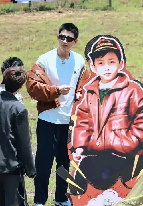 黄景瑜小时候对比照96,拍照动作和小时候一样好可爱怎么有人可以从