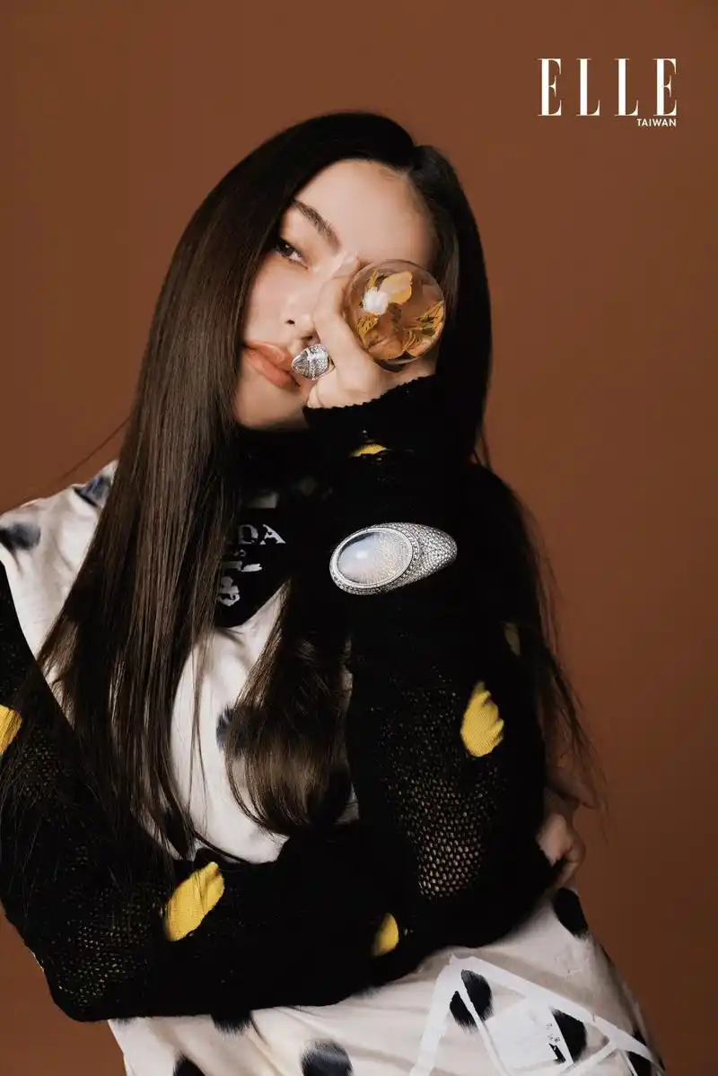 昆凌登《elle》杂志封面:一颗冒险的心 ready for adventure