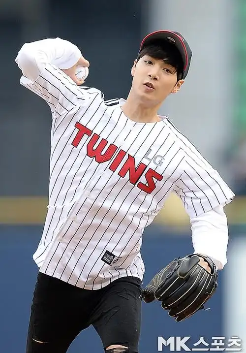 nuest成员jr为棒球赛开球 动作帅气很拉风