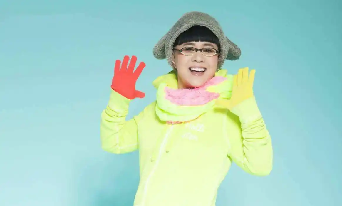 主持人金龟子大学时旧照颜值颇高一头秀发十分俊俏