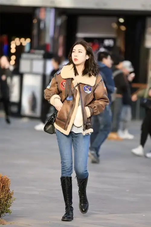 修身牛仔裤搭配高筒靴,经典搭配一直不过时