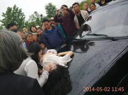 南充搬罾一轿车连人带车开下河 年轻女司机被淹死