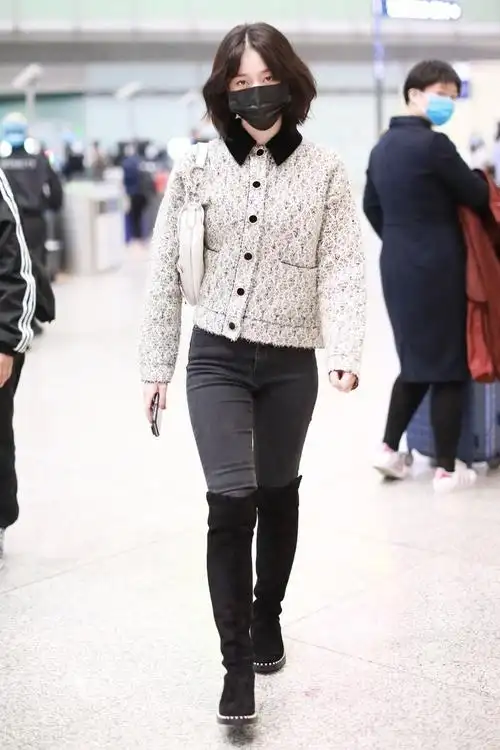 张雪迎现身机场,穿衬衫领夹克别样精致,新发型成熟有范