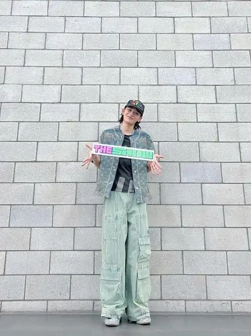 黄旭熙给粉丝下跪粉丝文化再引关注真诚感恩还是另有玄机